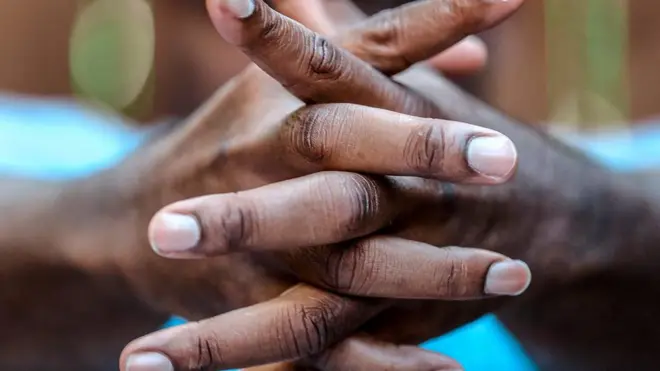 صورة تظهر أظافر شخص