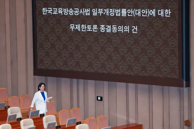 최민희 국회 과학기술정보방송통신위원장이 22일 서울 여의도 국회 본회의장에서 한국교육방송공사법 개정안에 대한 무제한토론 종결동의의 건 무기명 투표를 하고 있다.