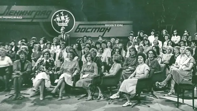 این هفته از یک ارتباط تصویری ماهواره‌ای بین زنان دو کشور شوروی و آمریکا در سال ۱۹۸۶ می‌شنویم که به دلیل دو معنی متفاوت از کلمه «سکس» با حاشیه‌های فراوانی همراه شد.