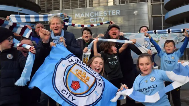 Para pendukung City merayakan kemenangan klub setelah United kalah atas West Brom.