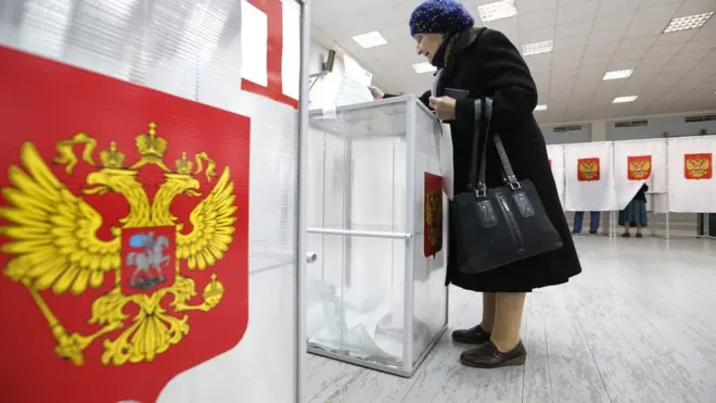 Seçimlerde parlementonun alt kanadı Duma'da 450 milletvekili belirlenecek.