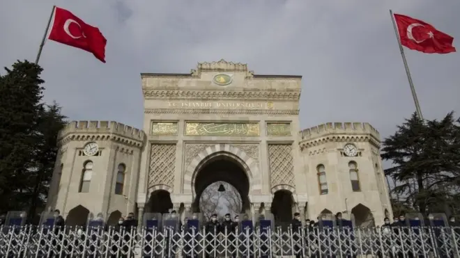 شرطة مكافحة الشغب أمام جامعة بوغازيتشي في اسطنبول