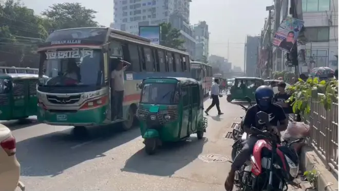 রাজধানীতে তৃতীয় দিনের অবরোধে যান চলাচল বেড়েছে