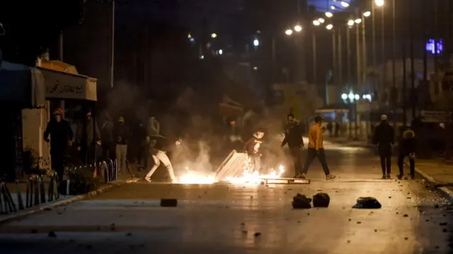 حي التضامن على أطراف تونس العاصمة من بين المناطق التي شهدت اشتباكات بين الشرطة ومحتجين