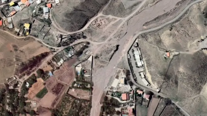 تصویر ماهواره‌ای از منطقه‌ای در روستای سنجریان در اردیبهشت ۱۴۰۰ در مرکز عکس تغییراتی به وجود آمده که از آغاز پاییز پارسال تا زمستان ایجاد شده‌است.