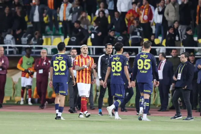 Fenerbahçe sahadan çekildi