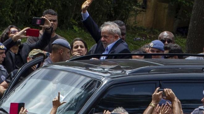 Lula deixando velório do neto, Arthur, escoltado pela polícia, sob o olharsite de aposta do gusttavo limamilitantes e apoiadores