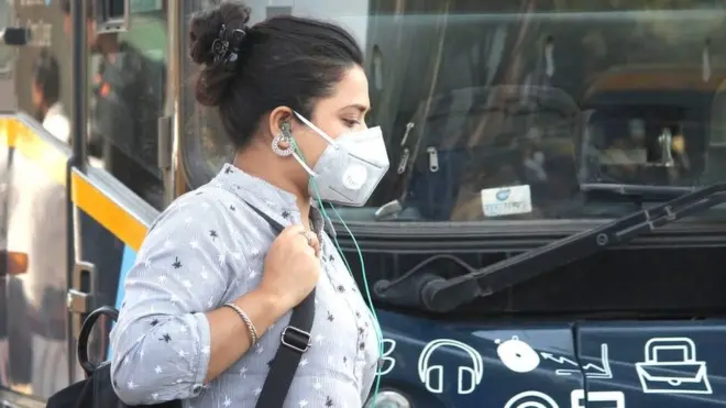 मास्क पहने एक युवती