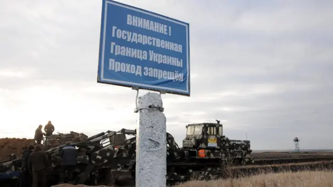 Землерийна машина копає протитанковий рів за проектом облаштування російсько-українського державного кордону "Стіна" в районі пропускного пункту "Гоптівка" (Харківська область)