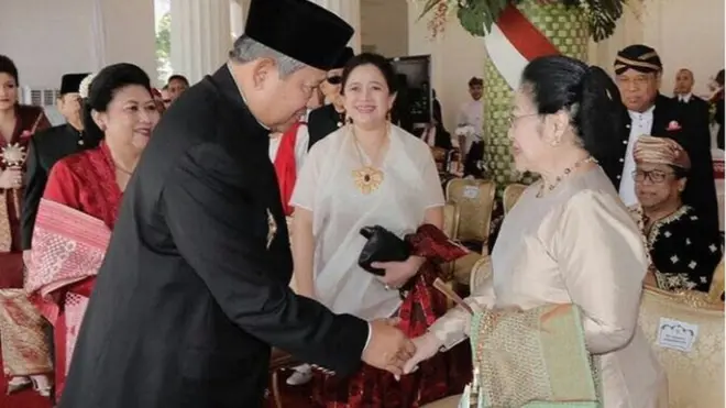 Di Istana Merdeka, Jakarta, Kamis (17/08), Susilo Bambang Yudhoyono menyalami Megawati Sukarnoputri.