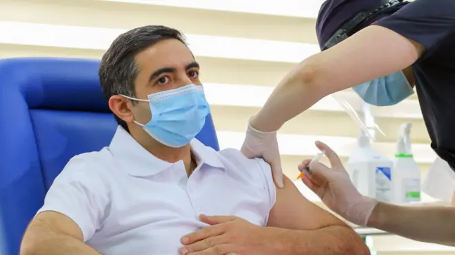 İcbari Tibbi Sığorta üzrə Dövlət Agentliyinin sədri Zaur Əliyev, Sinovac (CoronaVac) peyvəndinin ilk dozasını alır. Yanvar, 2021-ci il