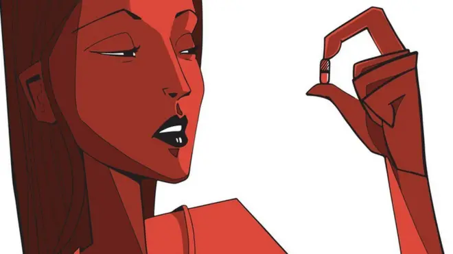 Женщина держит таблетку