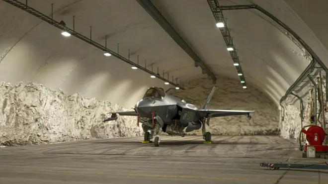 یک هواپیمای جت در یک تونل 