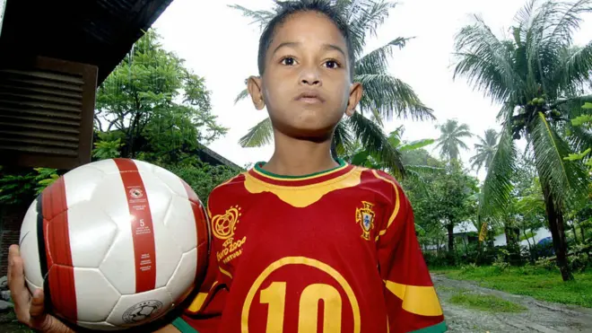 2004年，當時僅七歲的馬爾圖尼斯在海上生存了三周，被稱為「奇蹟男孩」。