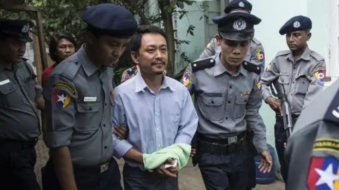 บรรณาธิการของหนังสือพิมพ์ เดอะ วอยส์ ถูกจับกุมตัวหลังนักข่าวสองคนของหนังสือพิมพ์ถูกกองทัพฟ้องร้องจากการเขียนบทความเชิงเย้ยหยัน