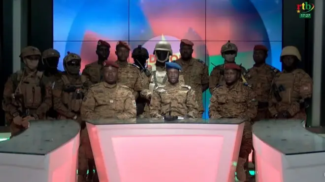 Une capture d'écran d'une vidéo montre le capitaine Kader Ouedraogo s'exprimant sur la télévision d'État " RTB " à Ouagadougou, au Burkina Faso, le 24 janvier 2022.