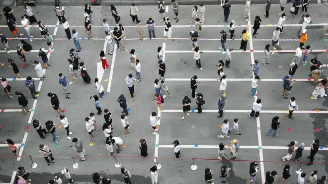 서울 강남구 보건소에 마련된 선별진료소에서 시민들이 검사를 받기 위해 길게 줄을 서있다