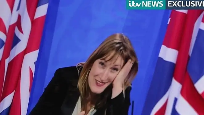 حفل بداوننغ ستريت: فيديو يظهر موظفين يقيمون مؤتمرا صحفيا ساخرا