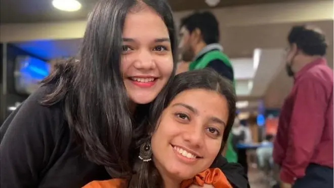 మహిళా జర్నలిస్టులు సమృద్ధి కె సకునియా (ఎడమ), స్వర్ణ ఝా(కుడి)