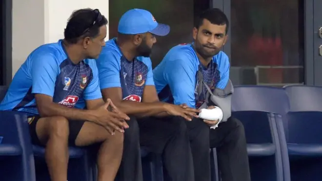 হাতে ব্যাথা নিয়ে তামিম ইকবাল (ফাইল ফটো)