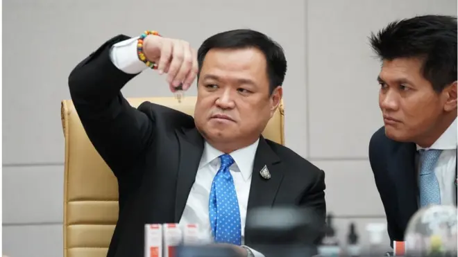 นายอนุทิน ชาญวีรกูล ทดลองหยดน้ำมันกัญชาในระหว่างการแถลงข่าวที่กระทรวงสาธารณสุข