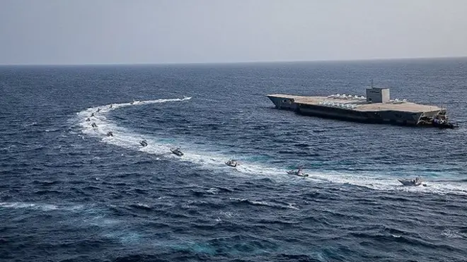 نیروهای دریایی و هوا-فضای سپاه به ماکت ناو هوپیمابر آمریکایی حمله کردند