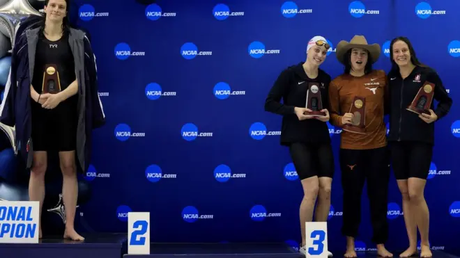 A nadadora transgênero Lia Thomas da Universidade da Pensilvânia fica no pódio depois20 bet comvencer o estilo livre20 bet com500 jardas enquanto outras medalhistas Emma Weyant, Erica Sullivan e Brooke Forde posam para uma foto na NCAA Division I Women's Swimming & Diving Campeonato20 bet com1720 bet commarço20 bet com202220 bet comAtlanta, Geórgia.