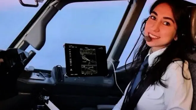 موهاديز ميرزائي، أول امرأة تقود طائرة تجارية في أفغانستان.