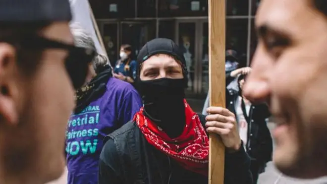 أوضاعنا الاجتماعية التي فرضت علينا لها تأثير كبير على قراراتنا