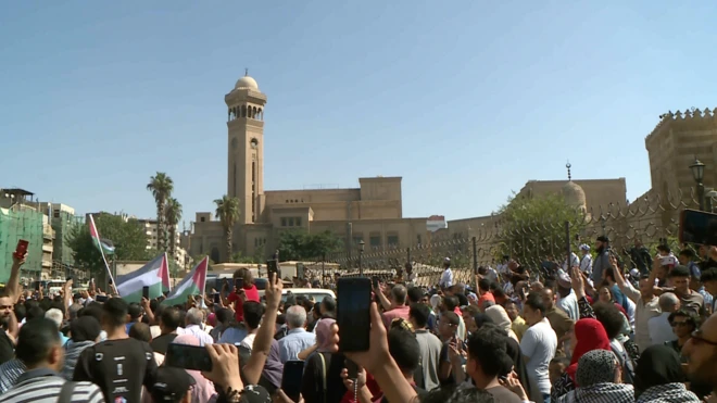 أشخاص يتظاهرون