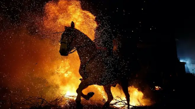 koji skaču kroz vatru u španiji