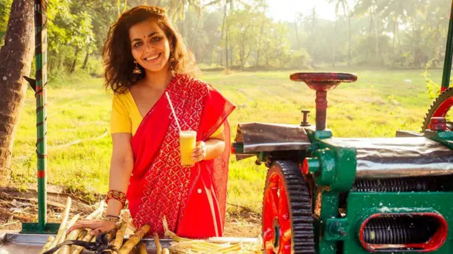 ਗੰਨੇ ਦਾ ਰਸ ਪੀਂਦੀ ਕੁੜੀ