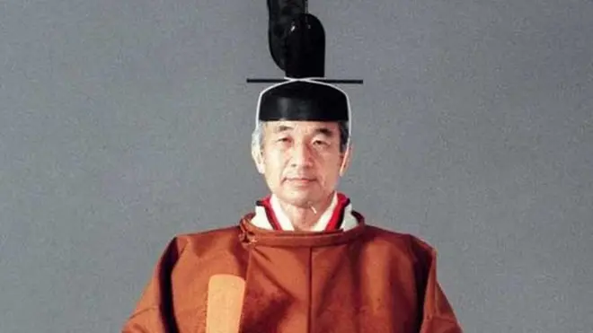 El emperador Akihito en su traje de ceremonia, en 1990.