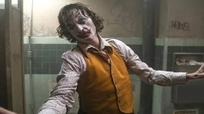 जोकर फ़िल्म के एक दृश्य में जोक्विन फोनिक्स