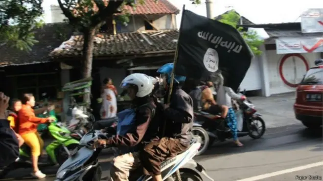 Simpatisan ISIS mengibarkan bendera kelompok tersebut di Solo, Jawa Tengah.