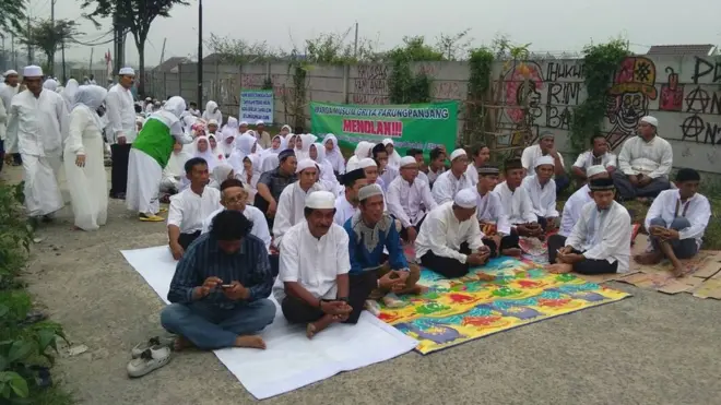 Ratusan orang menolak keberadaan tiga gereja di Perumahan Griya Parungpanjang, Kabupaten Bogor, Jawa Barat.