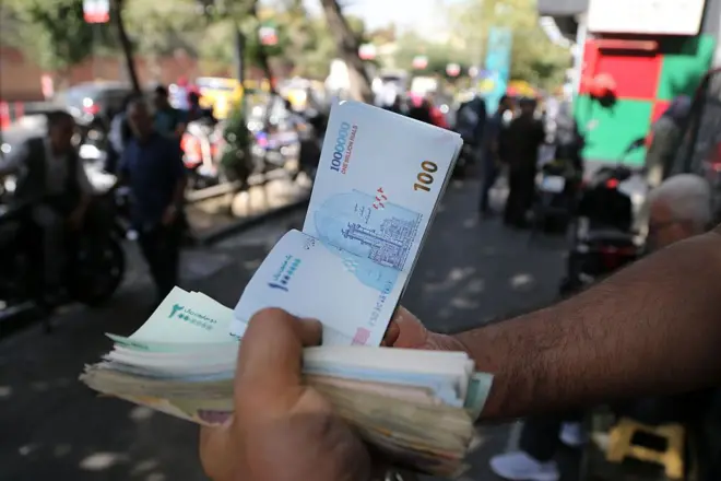 بحران گرانی و مشکلات معیشتی در ایران؛ نماینده مجلس: کسی جرات تصمیمگیری ندارد