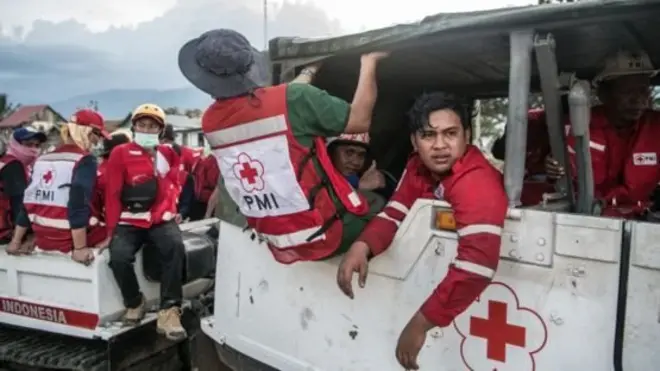 เจ้าหน้าที่กู้ภัยพยายามที่จะเดินทางเข้าไปในเขตพื้นที่ห่างไกลให้เร็วที่สุด