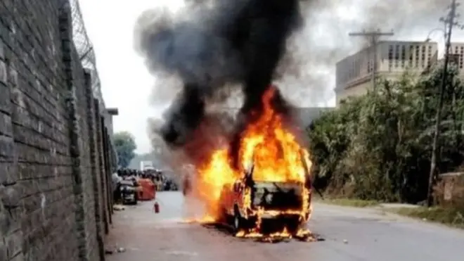 चीनी वाणिज्य दूतावास के पास जलती कार