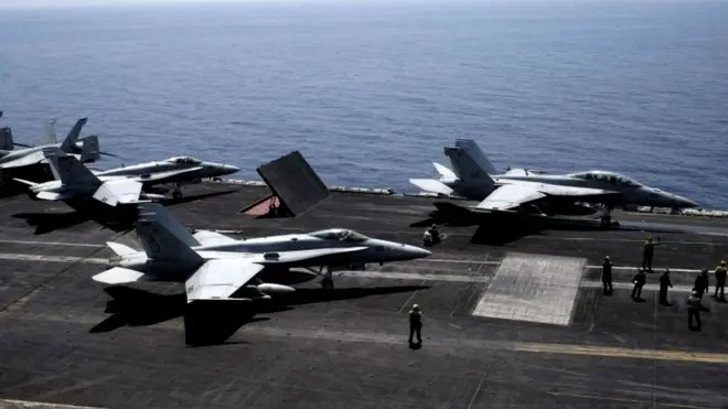 2014年在波斯灣的布什號航空母艦上的F-18超級大黃蜂戰機。美軍戰略重點已經從中東反恐轉向對付俄羅斯和中國的挑戰。