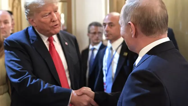 Trump ve Putin el sıkışıyor.