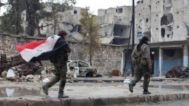 叙利亚政府军士兵在阿勒颇街头走动（14/12/2016）