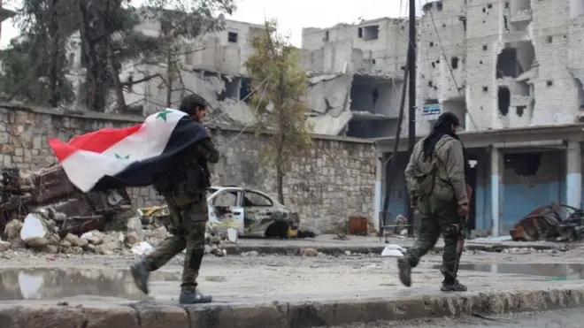 敘利亞政府軍士兵在阿勒頗街頭走動（14/12/2016）