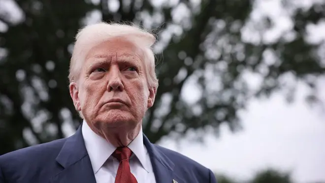 دونالد ترامپ، رئیس جمهور ایالات متحده، هنگام ترک کاخ سفید در ۱ آگوست ۲۰۲۵ در واشنگتن دی سی، با رسانه‌ها صحبت می‌کند. ترامپ قبل از عزیمت به طیف وسیعی از سوالات خبرنگاران پاسخ داد و قرار است آخر هفته را در بدمینستر، نیوجرسی بگذراند.