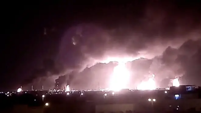 ألسنة اللهب تتصاعد بعد الهجوم الأخير للحوثيين على منشأتين نفطيتين لأرامكو السعودية