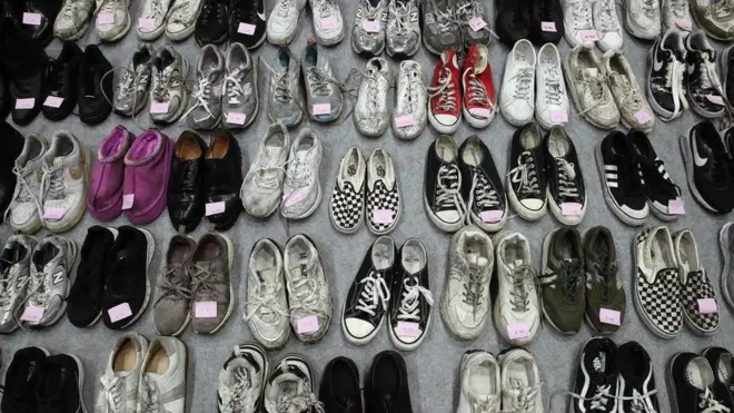 ۲۵۶ جفت کفش به جا مانده از حادثه مرگبار هالووین که متعلق به آنهایی است که یا جان باخته‌اند یا از حادثه جان سالم به در برده‌اند