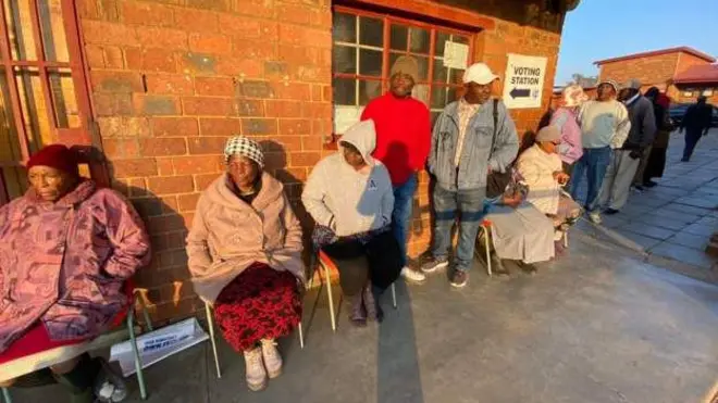 Awọn eeyan n reti ati bẹrẹ idibo