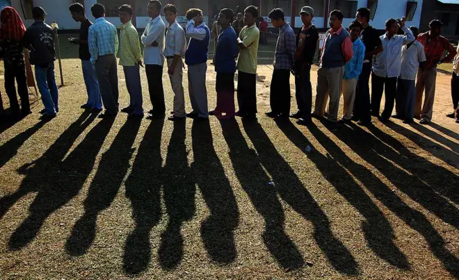 ভোটারদের দীর্ঘ লাইন