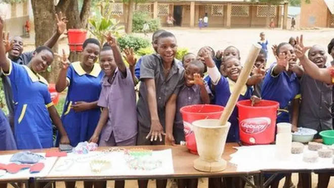 म्लोजा प्राथमिक स्कूल के छात्र सैनिटरी पैड, नेकलेस और बैग बनाते हैं