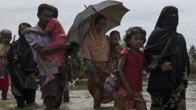 تفيد تقارير بأن عدد مسلمي الروهينجا الفارين من ميانمار لا يقل عن 300 ألف شخص خلال الأسبوعين الماضيين